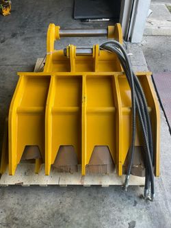 Hydraulic Thumb for Excavator John Deere 350G or Similar Machines. 
