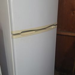 Whirlpool refrigerator 10cuft  5' X 24"X 24