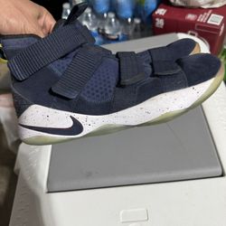 LeBron Shoes Men’s 9.5