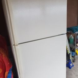 White Refrigerator In Good Condition For Sale 