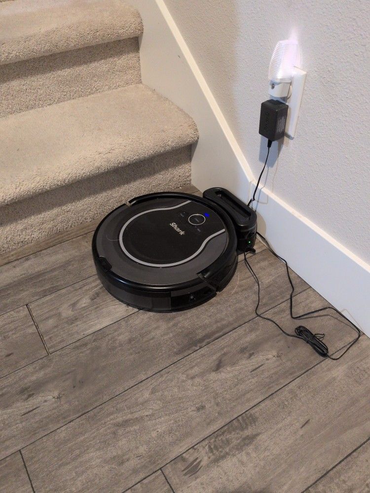 Shark RV750 w/ Charging Dock