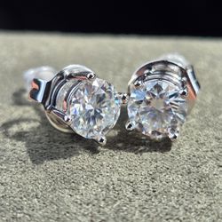 VVS1 Moissanite Stud Earrings