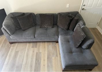 Gray Fabric Sectional Sofa with Right-Facing Chaise & Matching Pillows