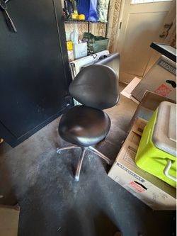 Ergonomic tattoo chair
