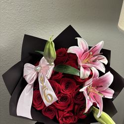 25 red rose bouquet with lilies