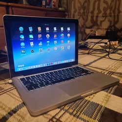 13 inch Apple Macbook Laptop Computer With Intel Core 2 Duo Proccesor With Programs