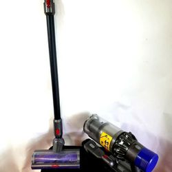 Dyson Cyclone V11 Bagless Vacuum Cleanerr - BLK Wand Head W/ Attach Charger 

