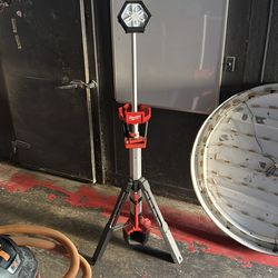 Milwaukee tripod LED work light