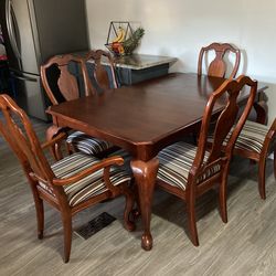 Extendible Dinner Table