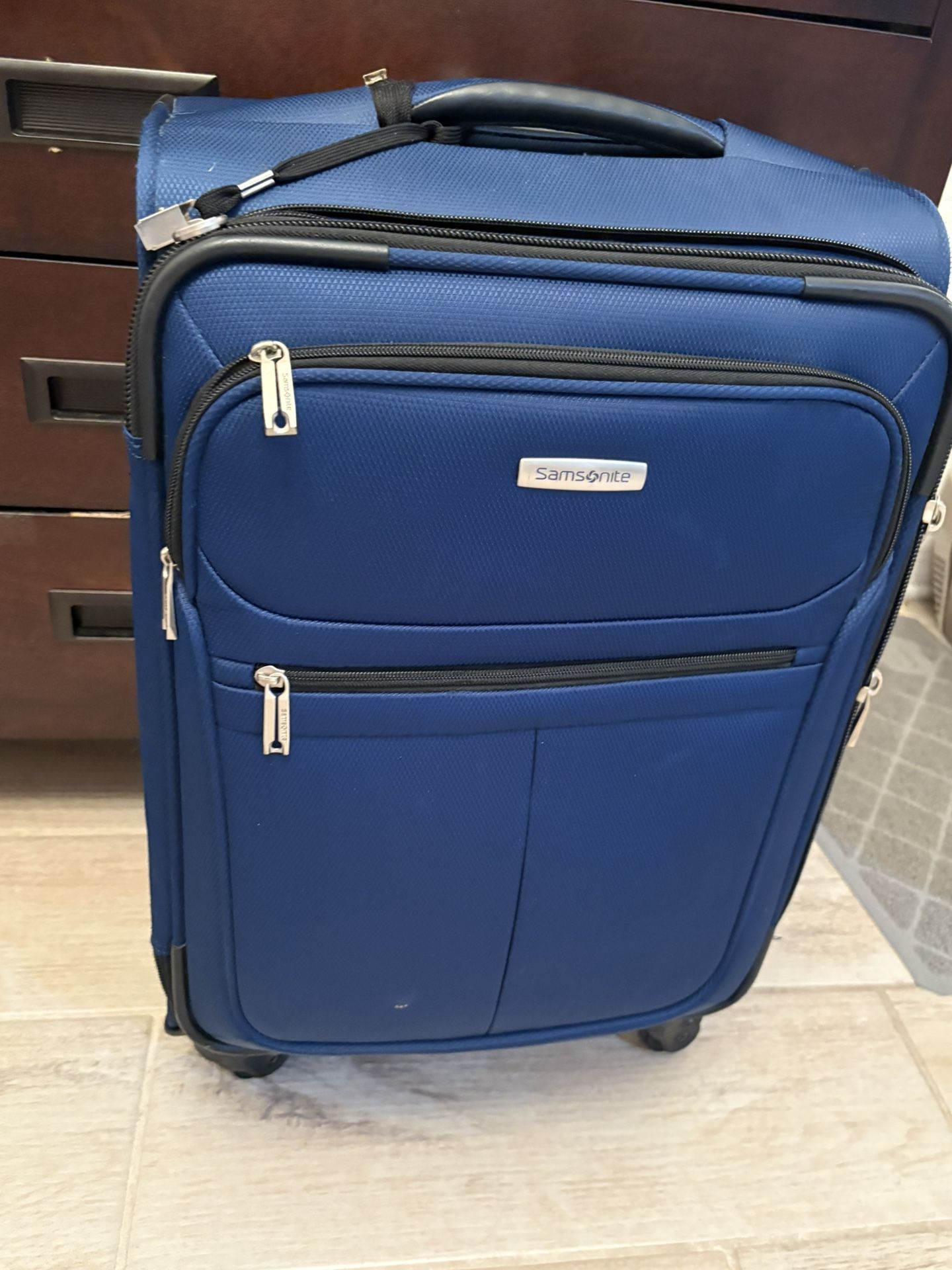 Carrion Samsonite rolling suitcase 23” Blue/black