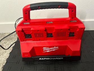 Milwaukee M18 18V Lithium-Ion PACKOUT 6-Port Rapid Charger