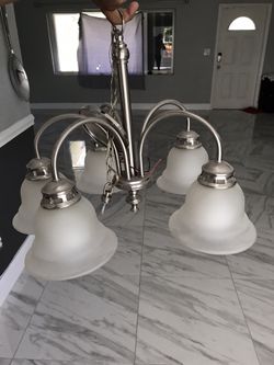 chandelier light lamp in great condition 
