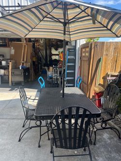 Outdoor Patio Table Set with Umbrella