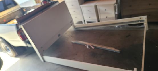 Una base de cama queen de ikea y sun muebles
