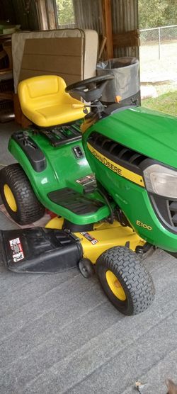 John Deere E100 Riding Lawn Mower