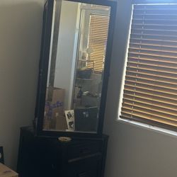 Rotating spinner cabinet with mirror