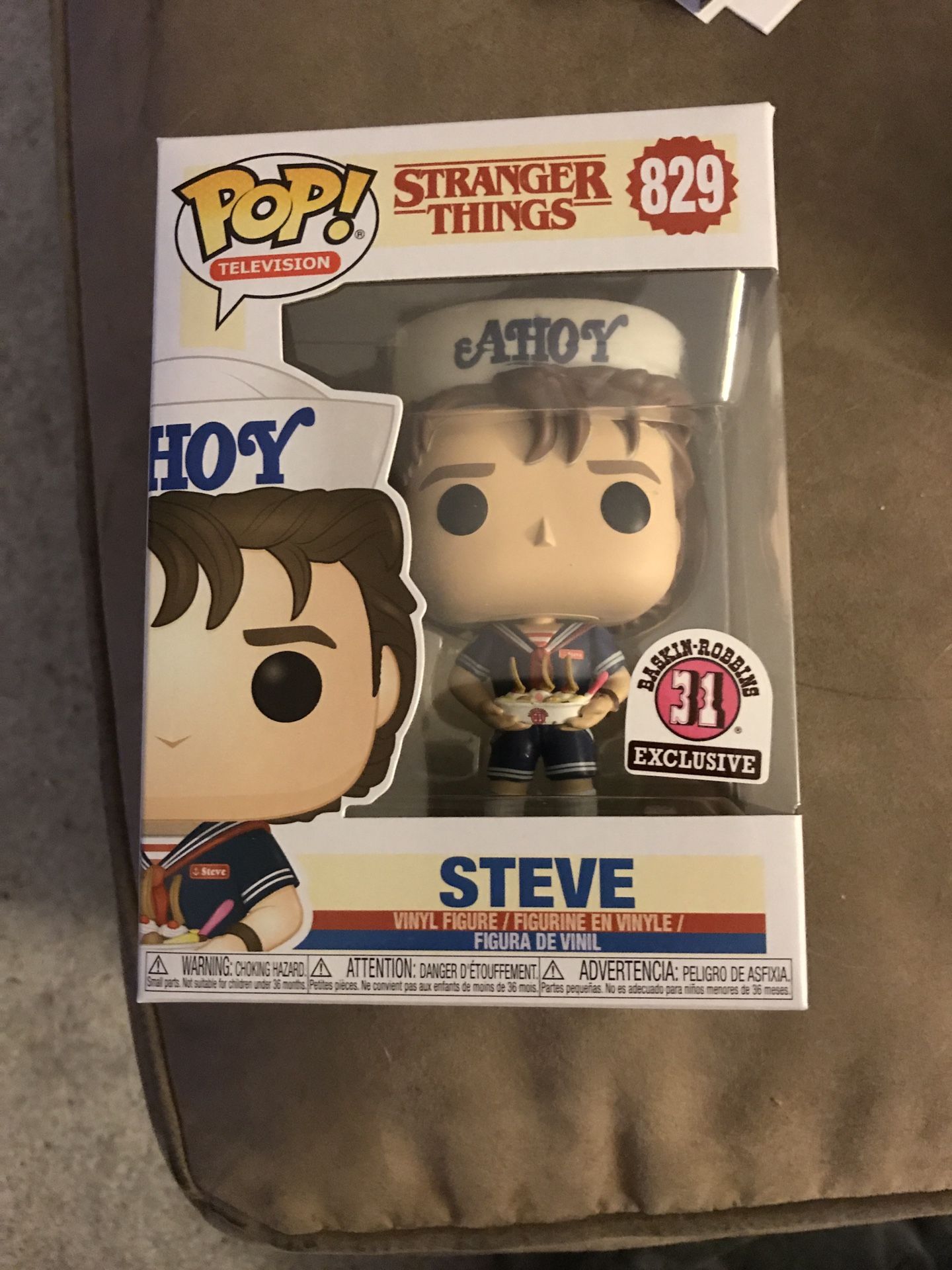 Funko pop exclusive stranger things baskin Robbin steve ahoy