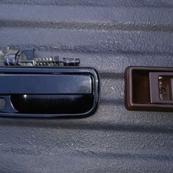 96-00 Tacoma Passenger side Door Handles. Both Work Perfectly. Just Have Normal Superficial scratches.