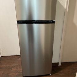 Like new - Vissani Stainless Steel Look Refrigerator, Vissani Top Freezer Refrigerator
