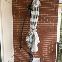 Outdoor/Patio Cantilever Umbrella