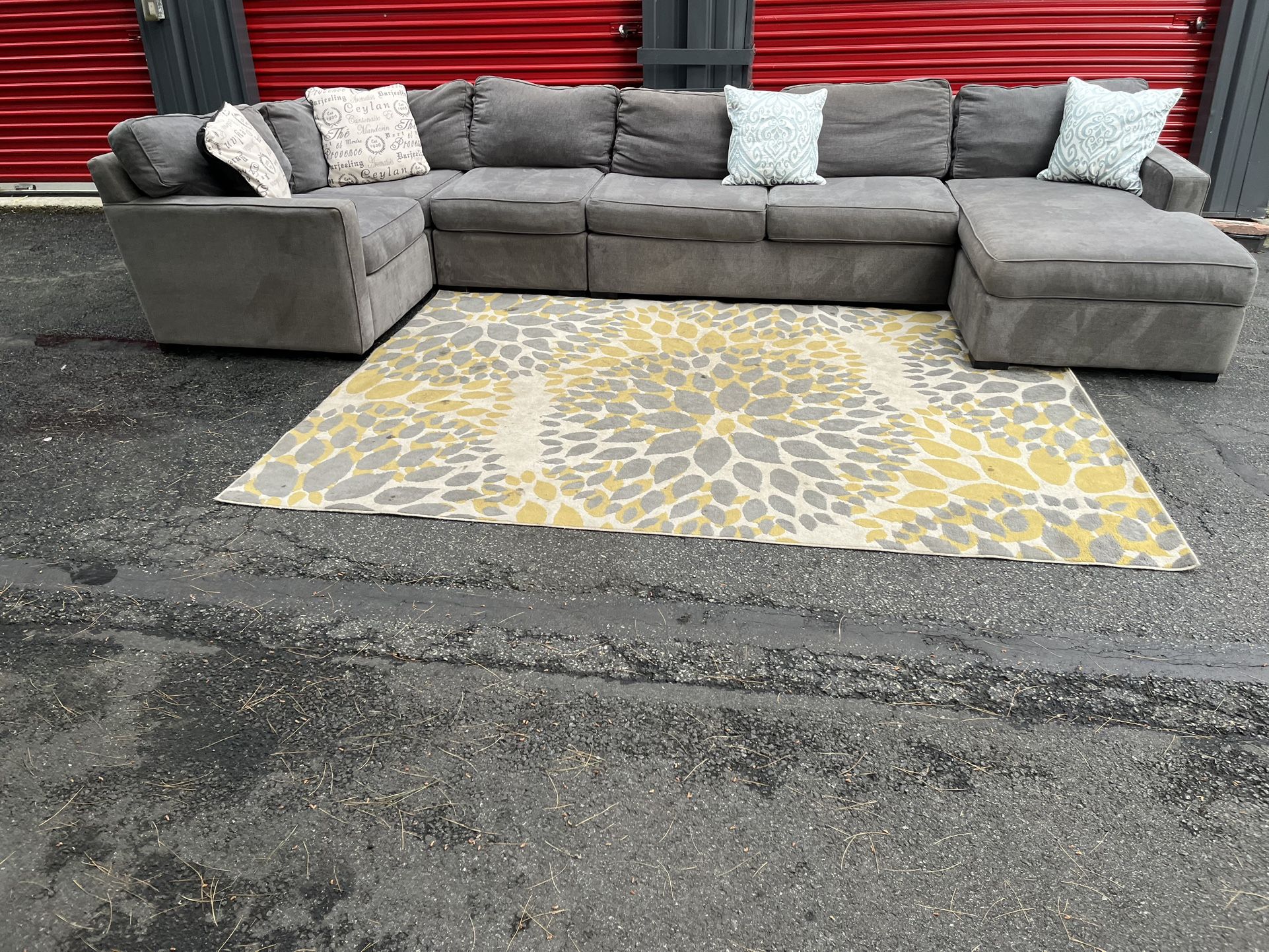 Sectional Couch!! Delivery Available 🚚!! Dimensions: 167” x 73” Length x 30” Height x 38” Depth ( 64” Depth Longer Section)