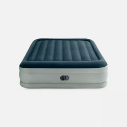 Air mattress with built in pump