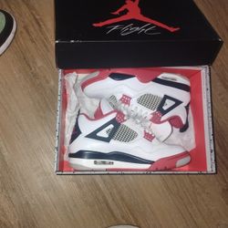 Jordan Retro 4 Fire Reds