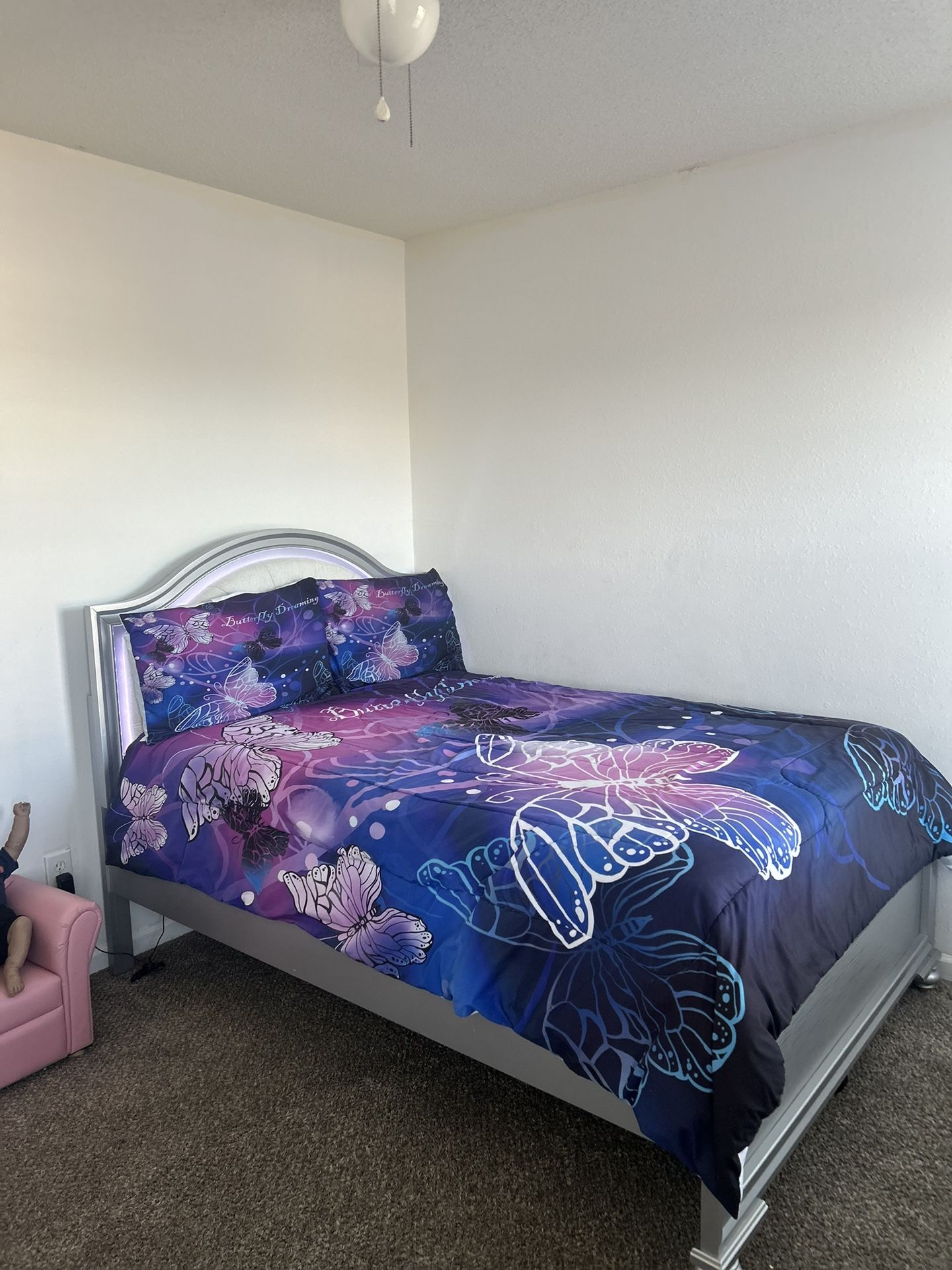 Full Size Bed (Light Up Headboard) & Dresser w/Mirror