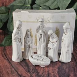 Crown Accents World Bazaar nib 6 Piece Ceramic Mini Nativity Set includes: Baby Jesus, Mary, Joseph, and the three Wise Men Miniature - sizes range fr