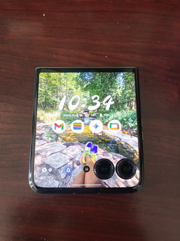 Motorola Razr+ (2024) - Brand New w/ Box + Case (Unlocked) for Sale in ...
