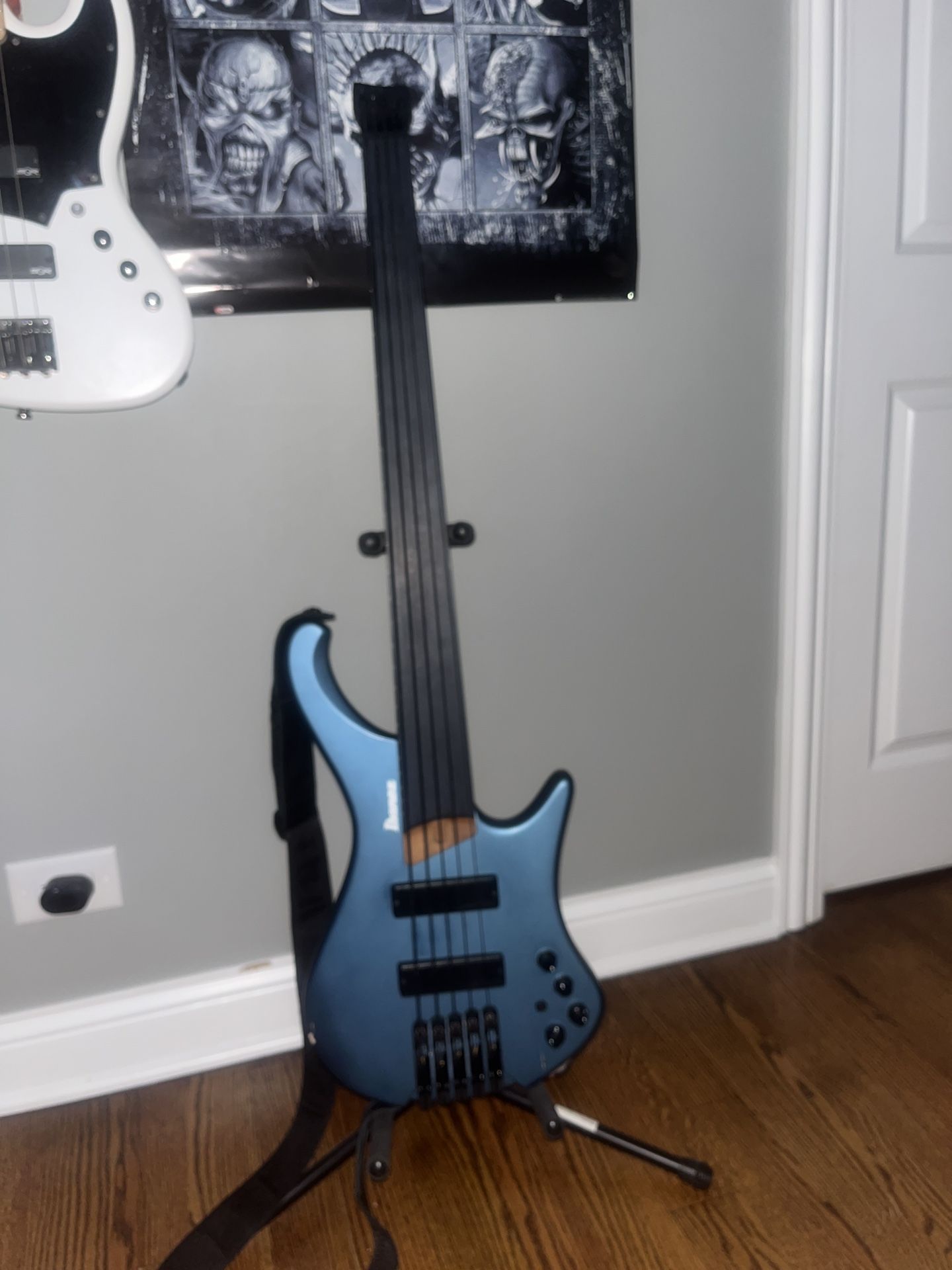 Ibanez 5 String Fretless Headless Bass