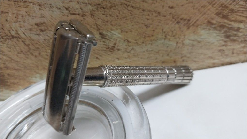 Gillettec Double Edge Safety Razor BEAUTIFUL 