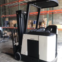 Electric forklift 