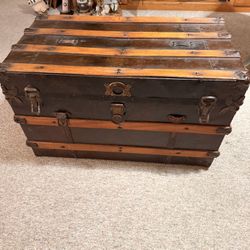 Vintage Steamer Trunk/Antique Storage Chest. 