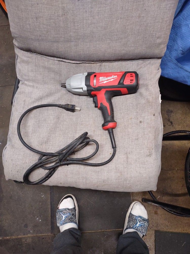 Milwaukee 1/2" Impact Wrench Square-Ring 120 V