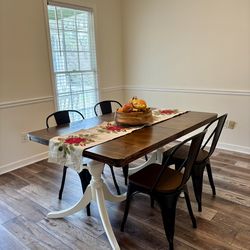 WOODEN DINING ROOM TABLE WITH CHAIRS