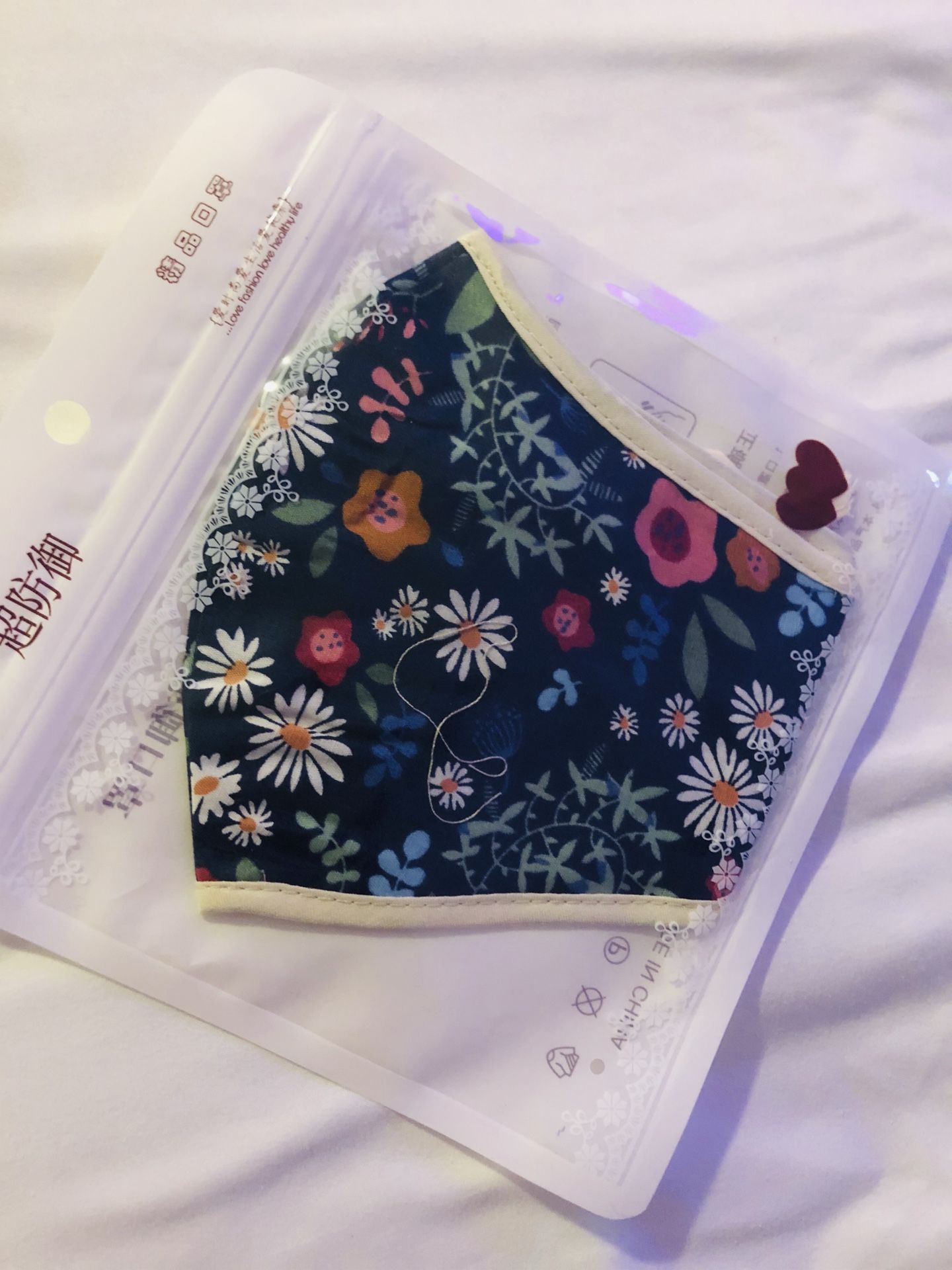 😷 Beautiful face mask with ear adjustment