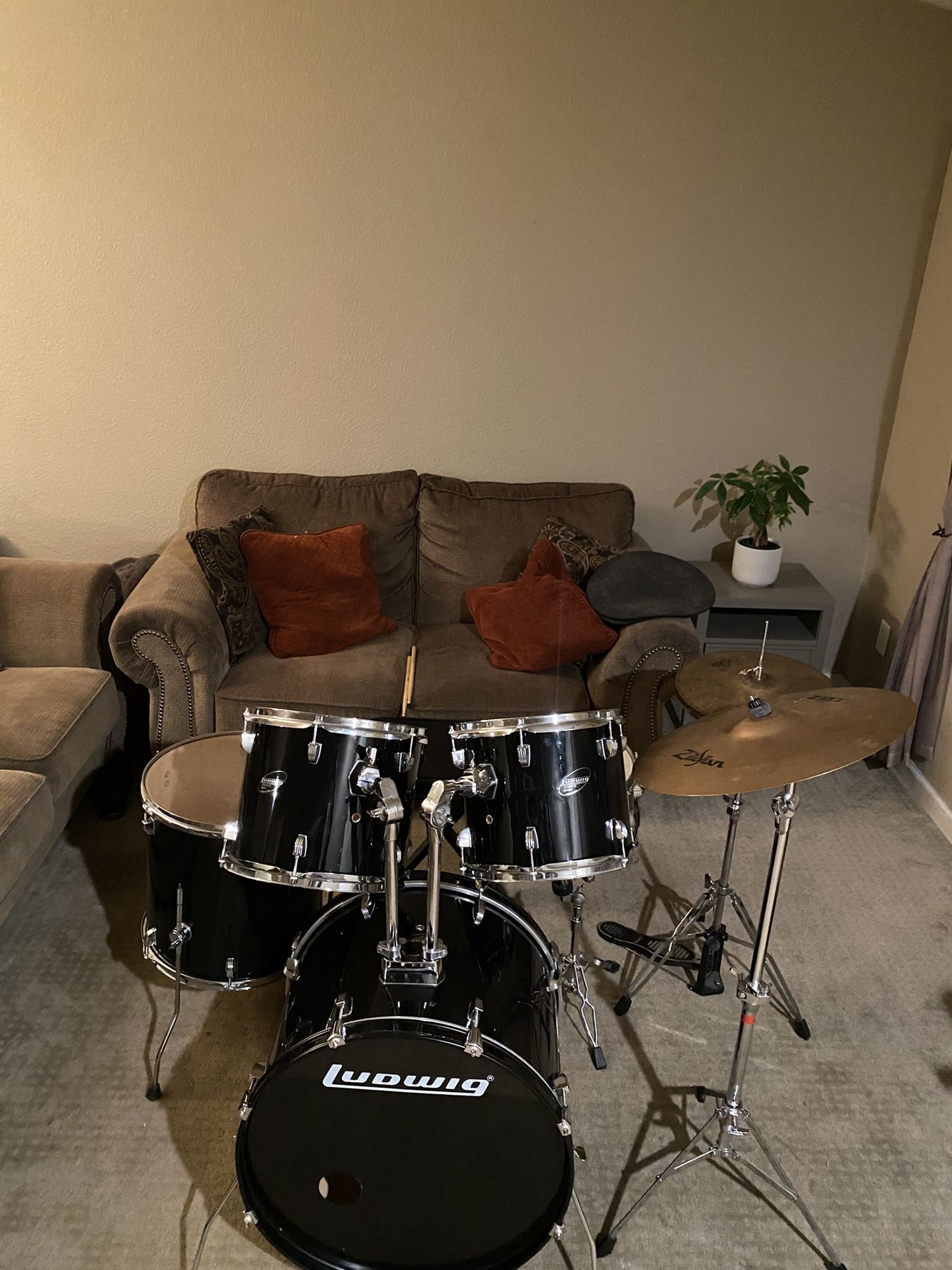 Ludwig CS Combo Complete Drum Set With Zildjian Crash/ Ride and Hihats Cymbals