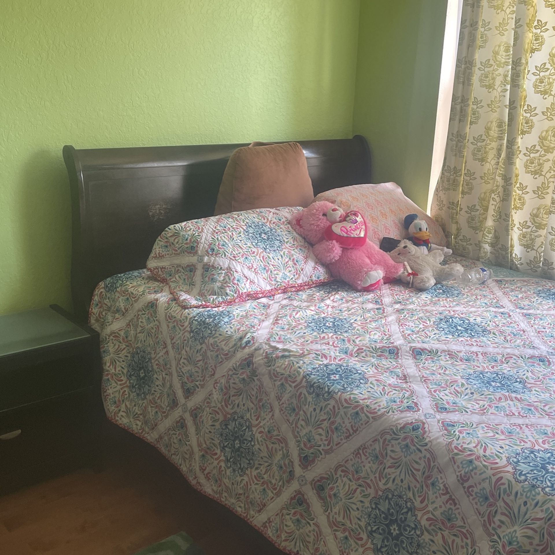Queen Bed Room set Excellent Condition (With Brand New Mattress) for Sale in Pembroke Pines, FL