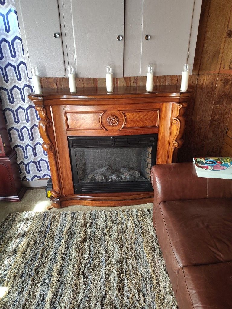 Fire Place. Mantel In Excellent Condition