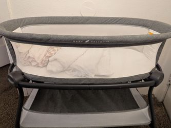 Bassinet w/new sheets