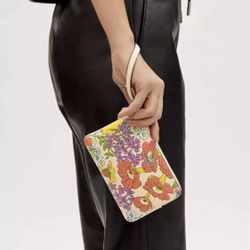 NWT Authentic 💯 Coach Corner Zip Wristlet In Signature Canvas With 3D Floral/Creature Print