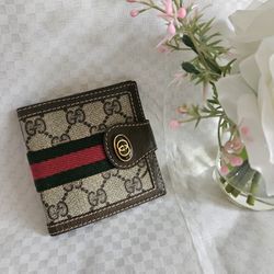 Authentic Unisex Gucci GG Leather Wallet  (EXCELLENT)