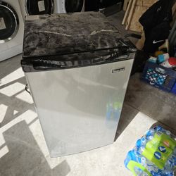 Mini Magic Chef Refrigerator 