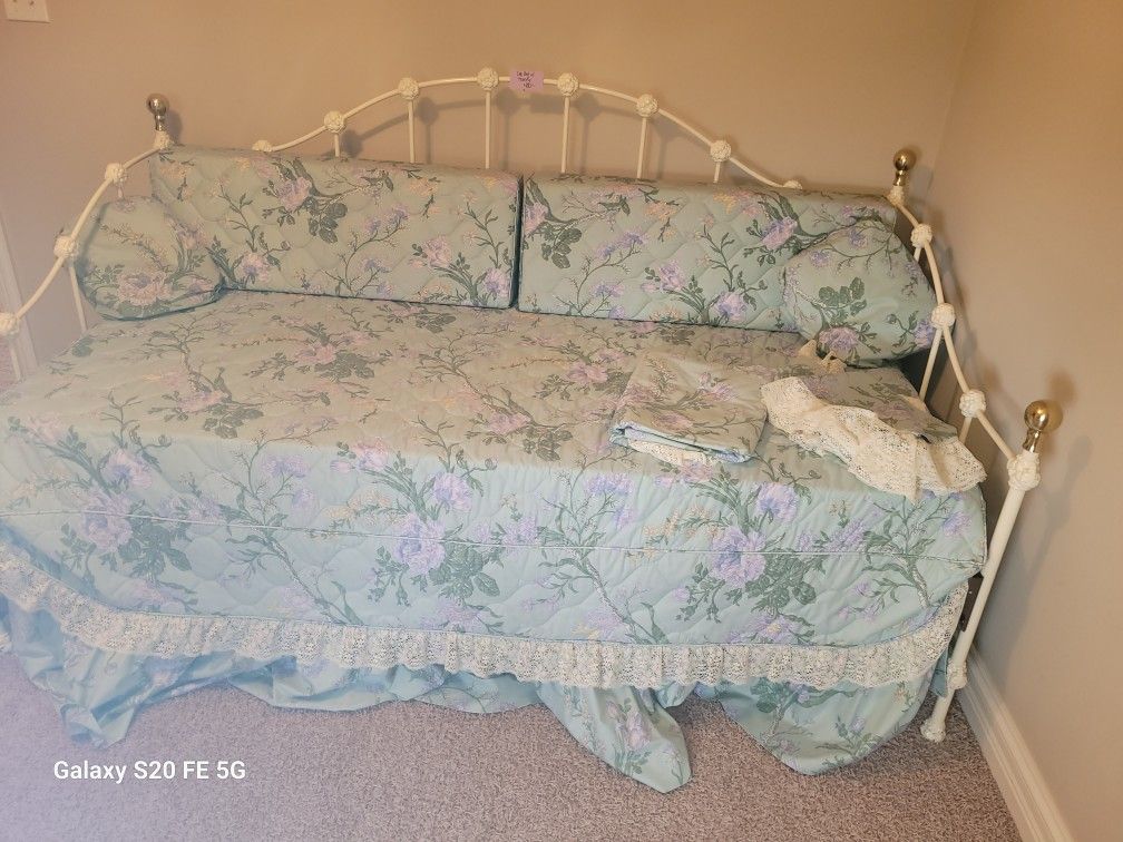 Day Bed With Trundle W/ Mattresses & Bedding