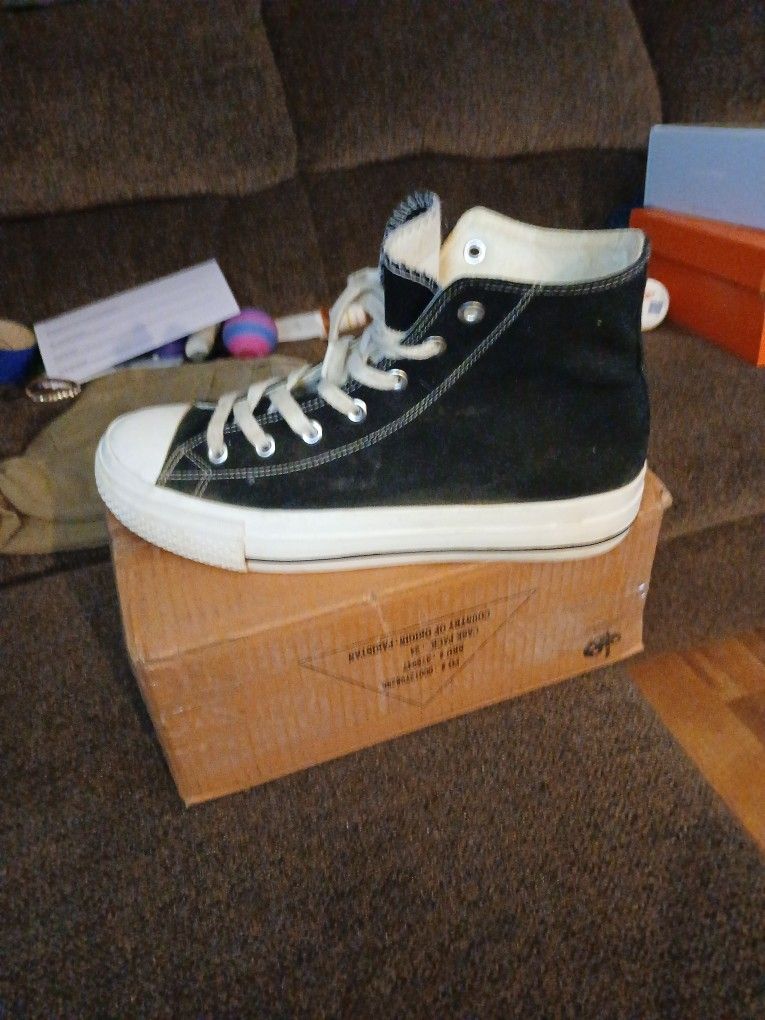 Women's Converse Size 11