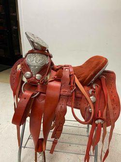 Montura charra de Cuero con todo el Herraje y él fuste plateado
