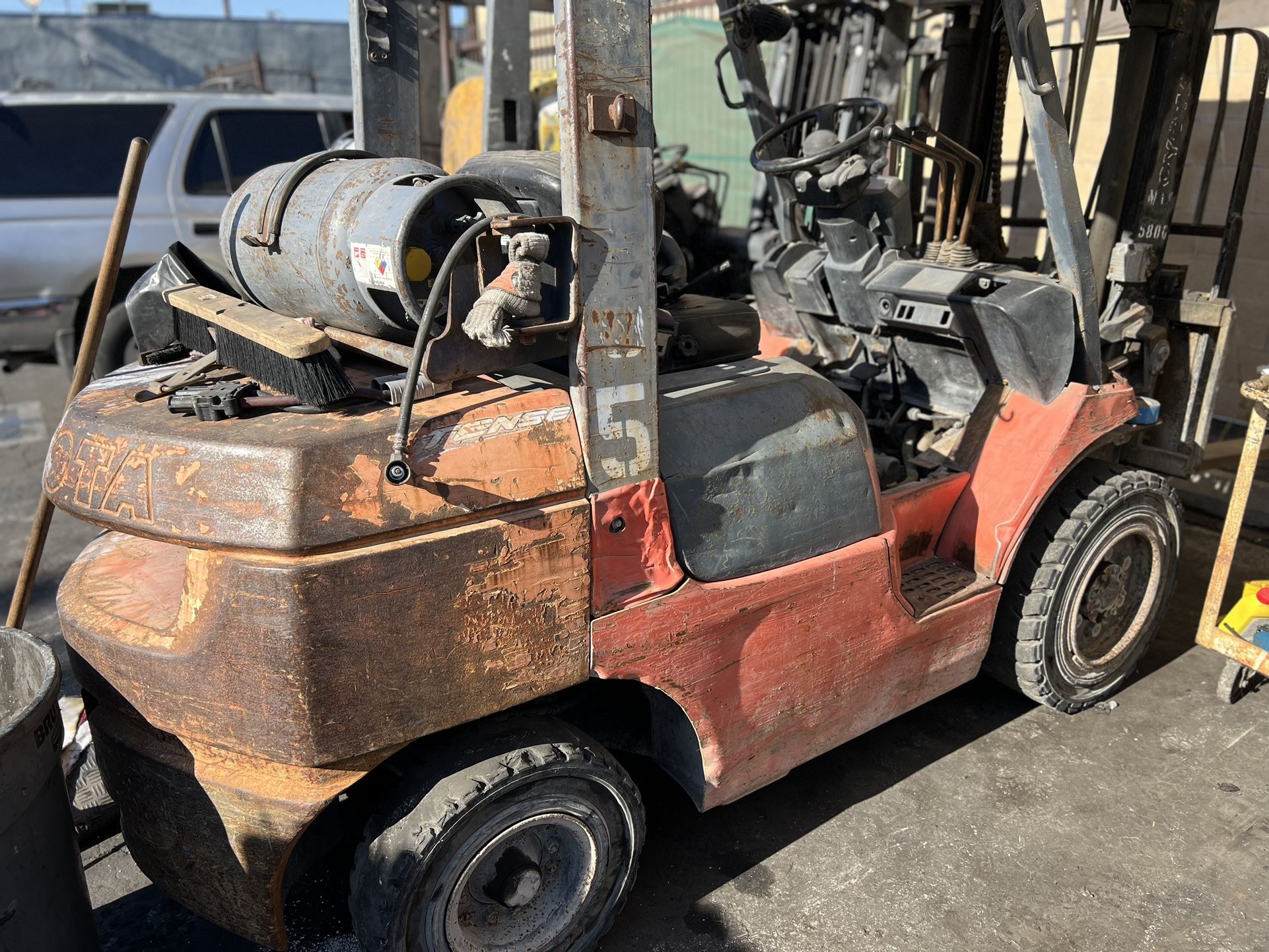 Toyota Forklift (FOR PARTS ONLY)