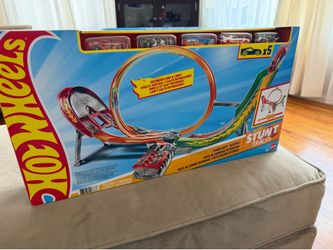 Hot wheels track with 5 cars!