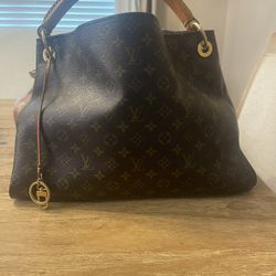 Artsy Louis Vuitton